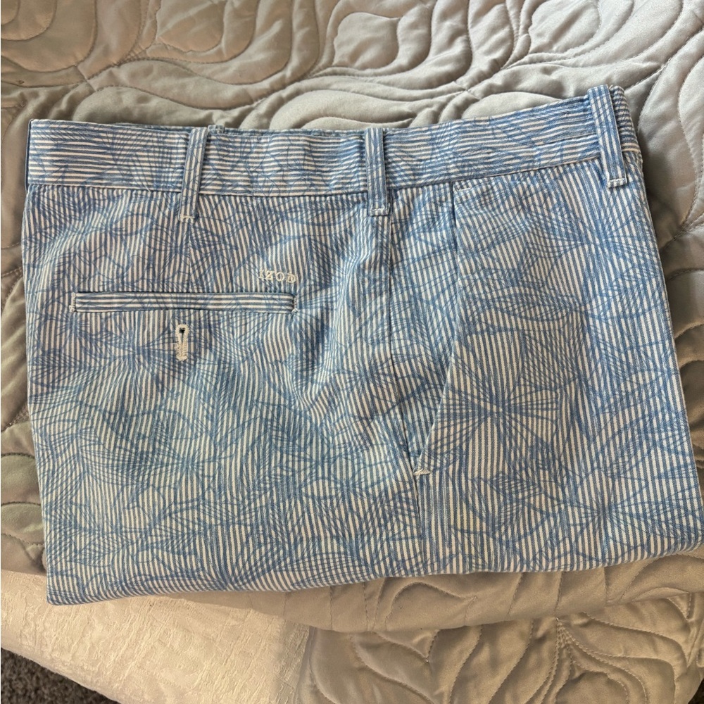Izod hibiscus print shorts, blue and white. Size 34. Like new - Picture 3 of 3